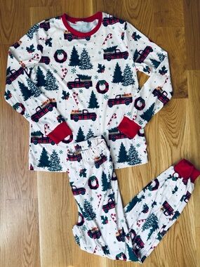 PatPat Red & Green Holiday Truck Pajama Set | NEW!